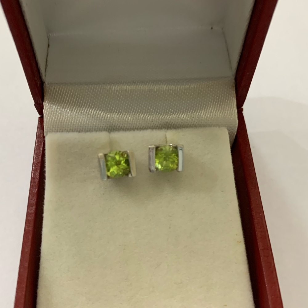 14k White Gold Peridot Stud Earrings